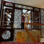 Mẫu phòng thờ này sử dụng hệ cửa lùa CNC hai bên, chạy trên ray trượt âm sàn và ray treo trên trần, đảm bảo vận hành êm ái, không tạo tiếng động khi đóng mở.