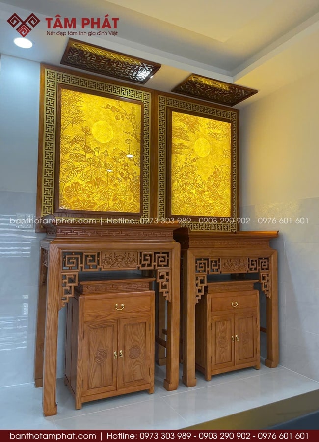 Thiết kế mở trên không gian gác lửng, sử dụng hai bàn thờ đứng đồng bộ chất liệu gỗ sồi tự nhiên.