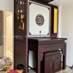 Bàn thờ gỗ óc chó được giữ nguyên màu mộc tự nhiên, không phủ bóng.