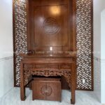 Mẫu bàn thờ đứng được chế tác tinh xảo từ gỗ tự nhiên, kết hợp vách hậu CNC họa tiết chữ Vạn mang ý nghĩa trường tồn - viên mãn.
