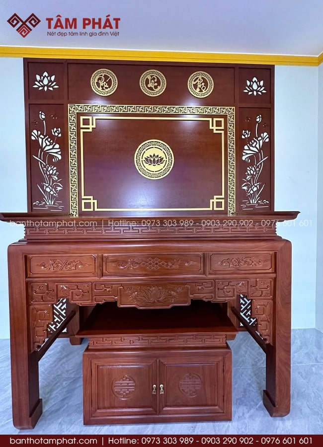 Bàn thờ đứng vững chãi, chạm khắc tinh tế từng đường nét, thể hiện sự tôn kính của gia chủ đối với ông bà tổ tiên.