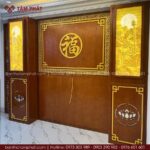 Đây là mẫu vách ốp hậu phù hợp cho gia chủ có không gian thờ mà phần cột trụ nhô ra, che dấu thẩm mỹ, tạo chiều sâu nổi bật bàn thờ chính giữa.