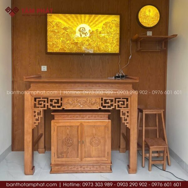 Ốp hậu kín đơn giản trang trí tranh trúc chỉ ánh vàng linh thiêng, ấm cúng.
