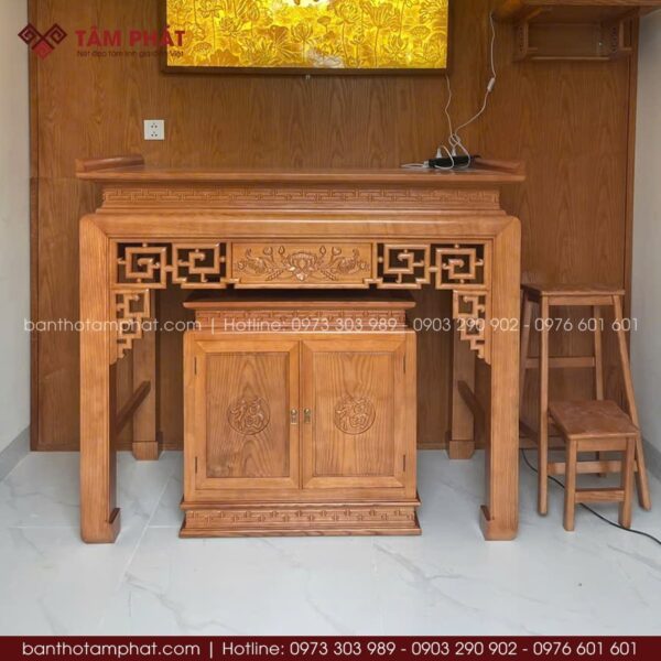 Bàn thờ gỗ sồi có độ bền cao, chạm khắc sắc nét họa tiết hoa sen đẹp.