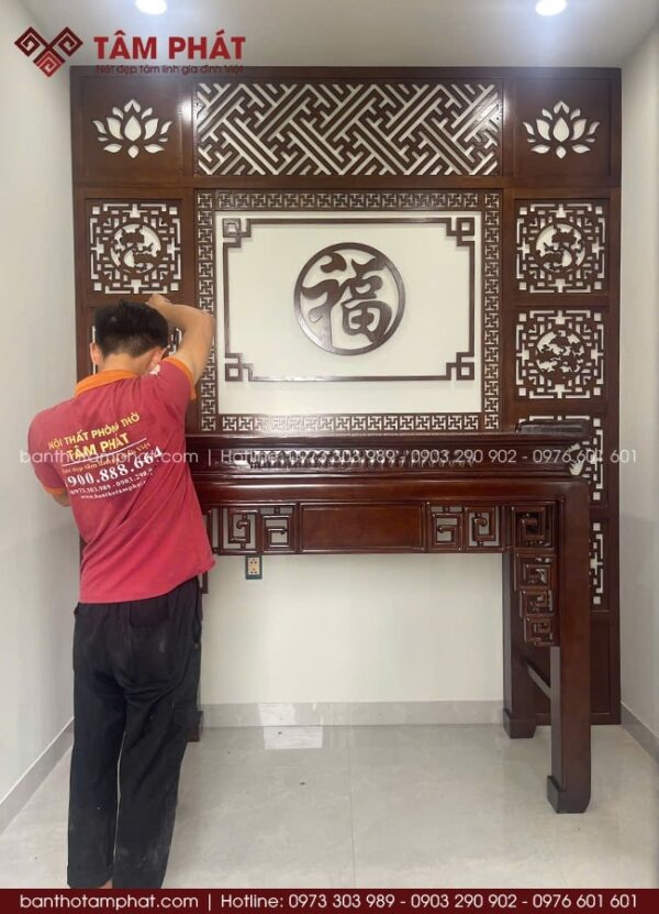 Thiết kế bàn thờ đứng kết hợp ốp hậu CNC họa tiết tứ cây Tùng Cúc Trúc Mai sang trọng.