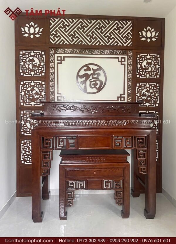 Chất liệu bàn thờ gỗ tự nhiên sơn màu nâu trầm sang trọng, bề mặt phủ bóng nhẹ tạo chiều sâu và giữ được vân gỗ tự nhiên.