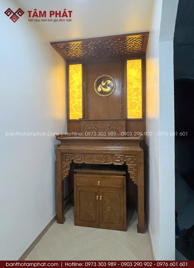 Ốp hậu kết hợp với tranh trúc chỉ hoa sen ánh vàng linh thiêng.