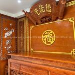 Mặt bàn thờ rộng lớn, thoải mái bài trí đồ lễ, vật phẩm thờ tự.
