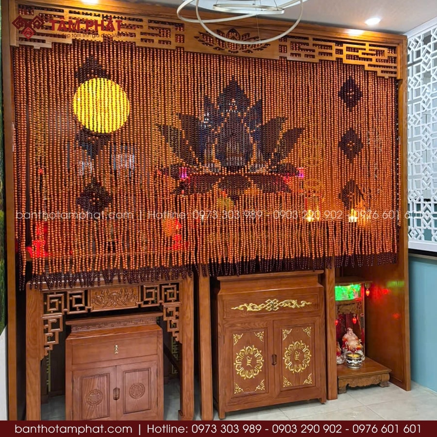 Ánh sáng hài hòa, kết hợp rèm che hạt gỗ hiện đại giúp phòng thờ vừa trang nghiêm vừa sang trọng.