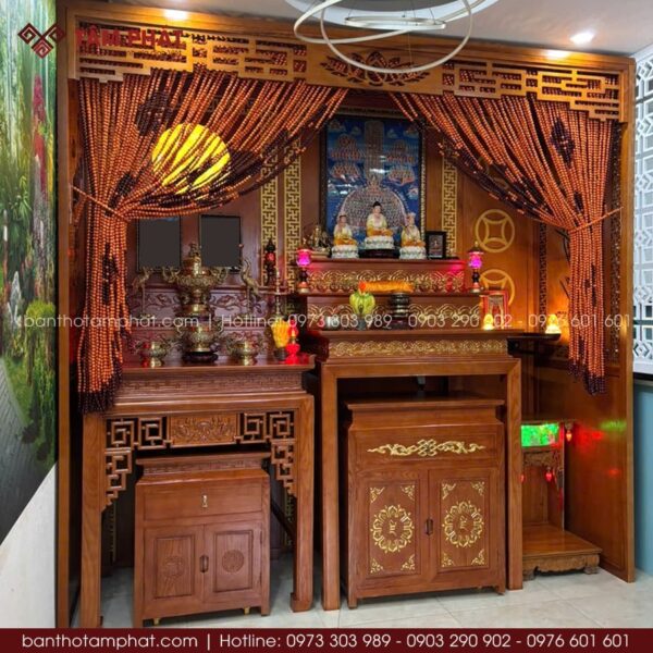 Bàn cơm thấp phía dưới giúp gia chủ tiện bày lễ những ngày rằm, mùng một.