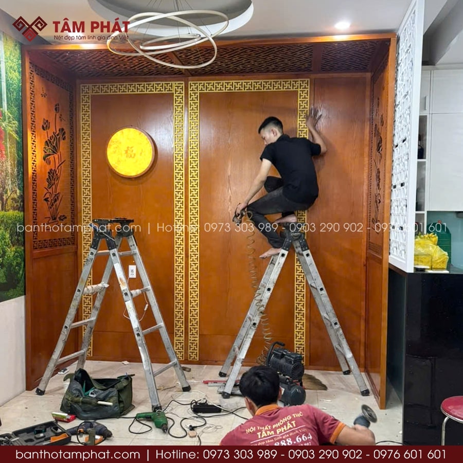 Mọi đường nét đều được hoàn thiện kỹ, thể hiện lòng thành kính của gia chủ dành cho bề trên.