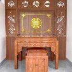Các mảng gỗ được xử lý tinh tế, kết hợp hoa văn truyền thống giúp phòng thờ luôn hài hòa, ấm cúng và đầy tính nghệ thuật.