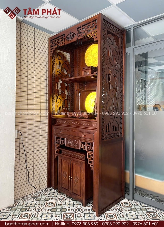 Phòng thờ được chế tác từ gỗ tự nhiên bền chắc, màu óc chó nâu sang trọng, giữ độ ổn định lâu năm.