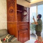 Vách ốp CNC kín đáo tạo điểm nhấn mạnh, giúp không gian thờ tách biệt và sang hơn.