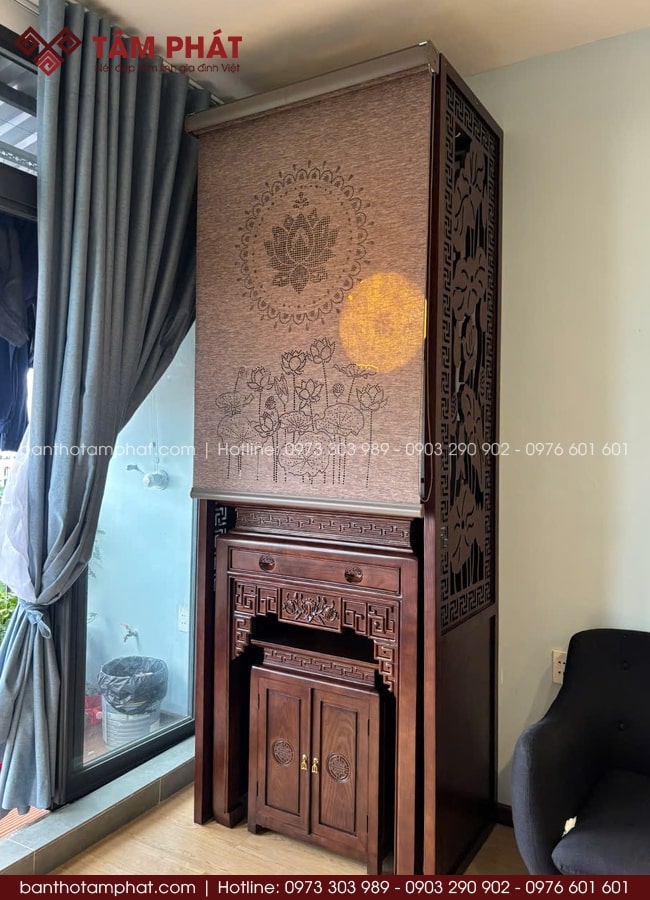 Phòng thờ BT-1746 được bố trí gọn gàng, trang nhã với rèm che được đặt đóng chuẩn kích thước, giúp không gian luôn kín đáo, trang nghiêm mà vẫn đảm bảo thẩm mỹ cho căn hộ hiện đại.