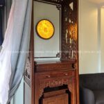 Thiết kế vách ngăn giúp gia chủ dễ dàng bố trí phòng thờ trong phòng khách, hành lang hoặc phòng đa năng.