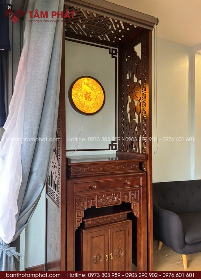 Thiết kế vách ngăn  giúp gia chủ dễ dàng bố trí phòng thờ trong phòng khách, hành lang hoặc phòng đa năng.