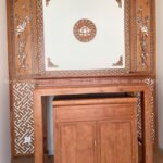 Trang trí ốp hậu MDF đối xứng hài hòa, tăng giá trị thẩm mỹ cho phòng thờ.