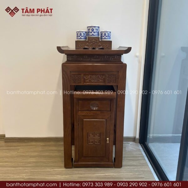 Bàn thờ có bề mặt gỗ mịn và chắc, mỗi đường nét đều thể hiện sự trau chuốt và tôn kính