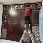 Đội ngũ Tâm Phát thi công trang trí ốp hậu cho không gian thờ Phật và Gia Tiên.
