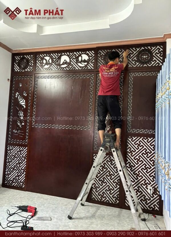 Đội ngũ Tâm Phát thi công trang trí ốp hậu cho không gian thờ Phật và Gia Tiên.