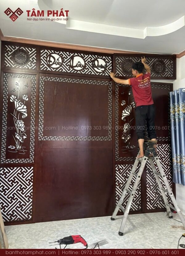 Ốp CNC hoành phi Đức Lưu Quang và hoa sen sang trọng.