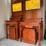 Nổi bật với 2 bàn đứng triện sen kèm tủ cơm bên dưới tiện lợi.