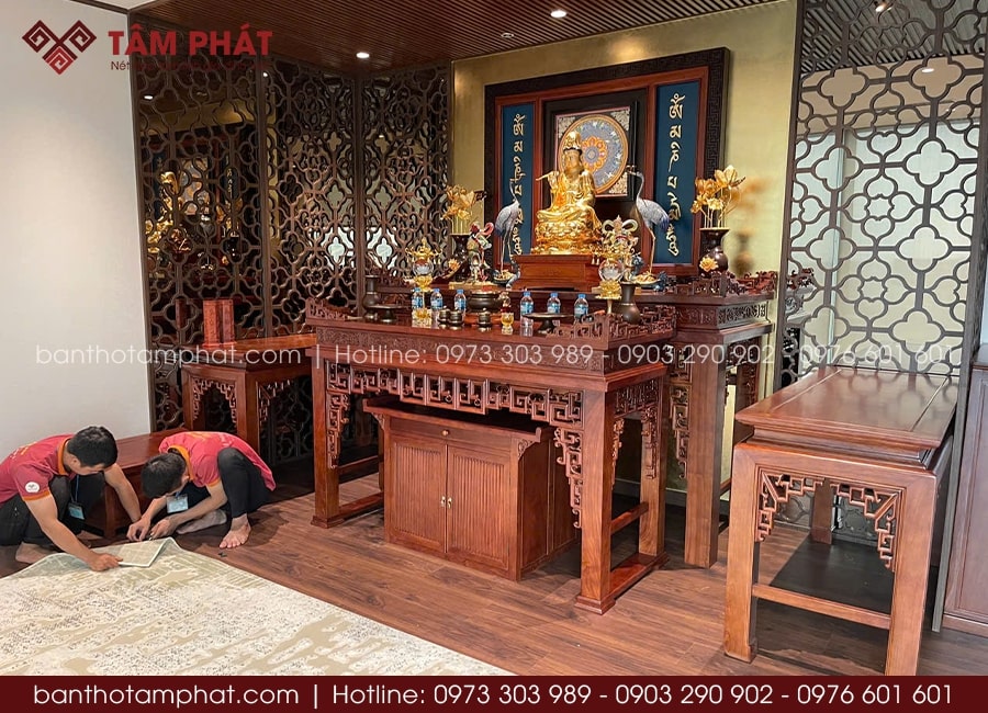 Phòng thờ Phật viên mãn, mỗi chi tiết trong không gian này đều được sắp đặt với tâm ý hướng thiện -cầu mong sự an ổn, hưng thịnh, thuận lợi trong công việc.