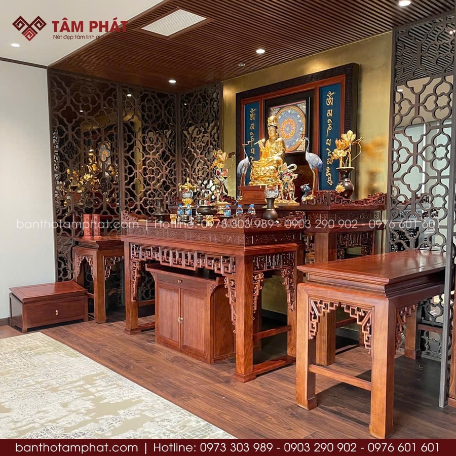 Đường nét bàn thờ triện cổ tinh tế, sắc gỗ ấm sang.