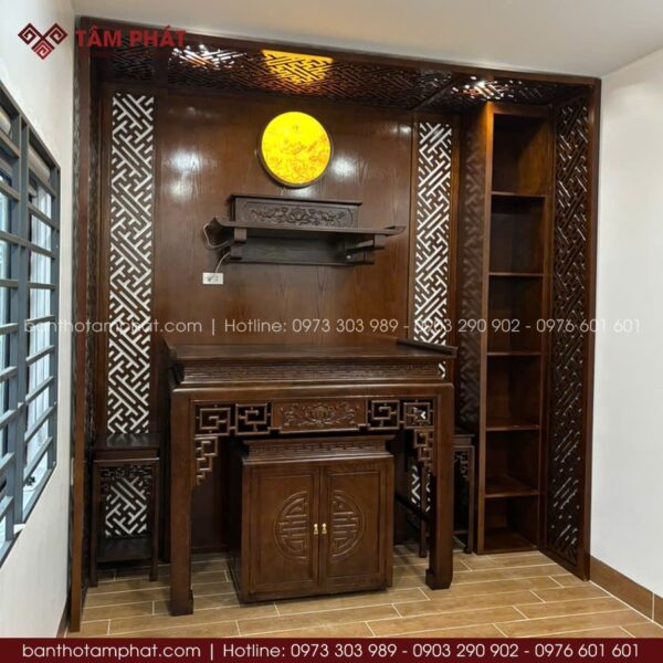 Hệ tủ trang trí liền kề được thiết kế mở, vừa trưng bày vật phẩm phong thủy, vừa tạo điểm nhấn hiện đại cho tổng thể.