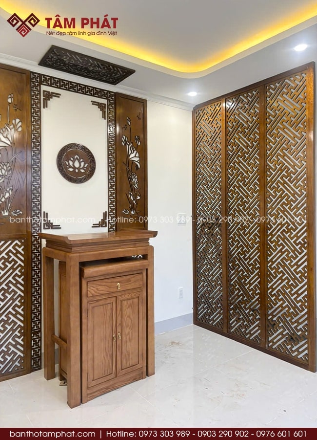 Vách ngăn CNC họa tiết chữ Vạn đơn giản, ngăn cách tạo sự riêng tư kín đáo cho không gian thờ tự BT-1764 