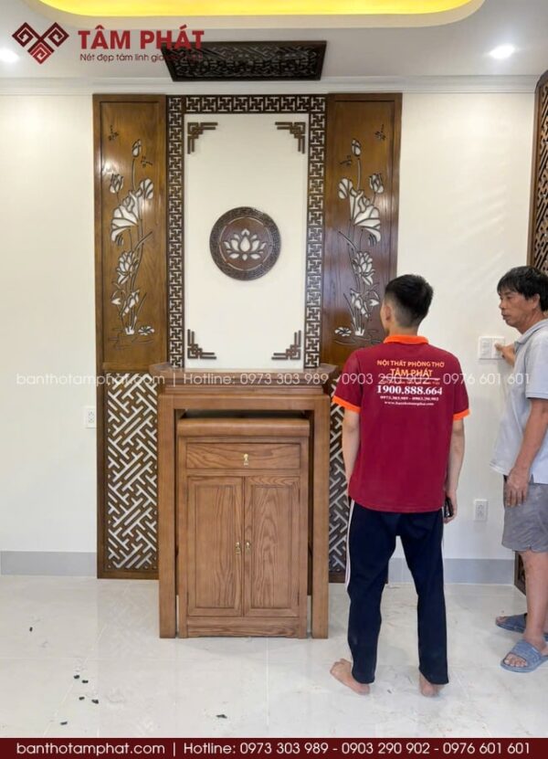 Ốp hậu hài hòa, chạm sen đối xứng, tăng tính thẩm mỹ cho toàn bộ không gian.
