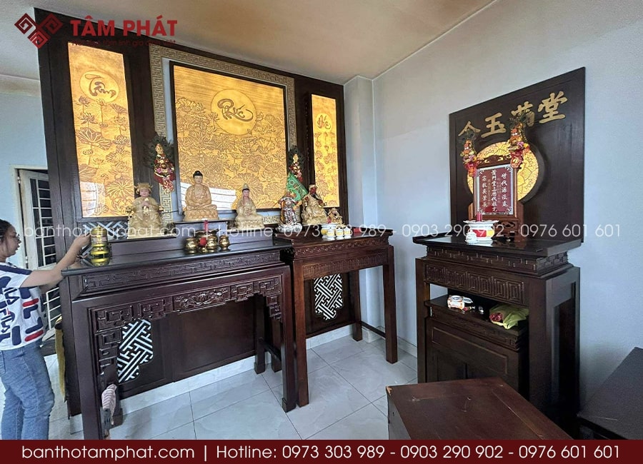 Bố trí các bàn thờ tuân thủ yếu tố về lễ nghi văn hóa Việt.