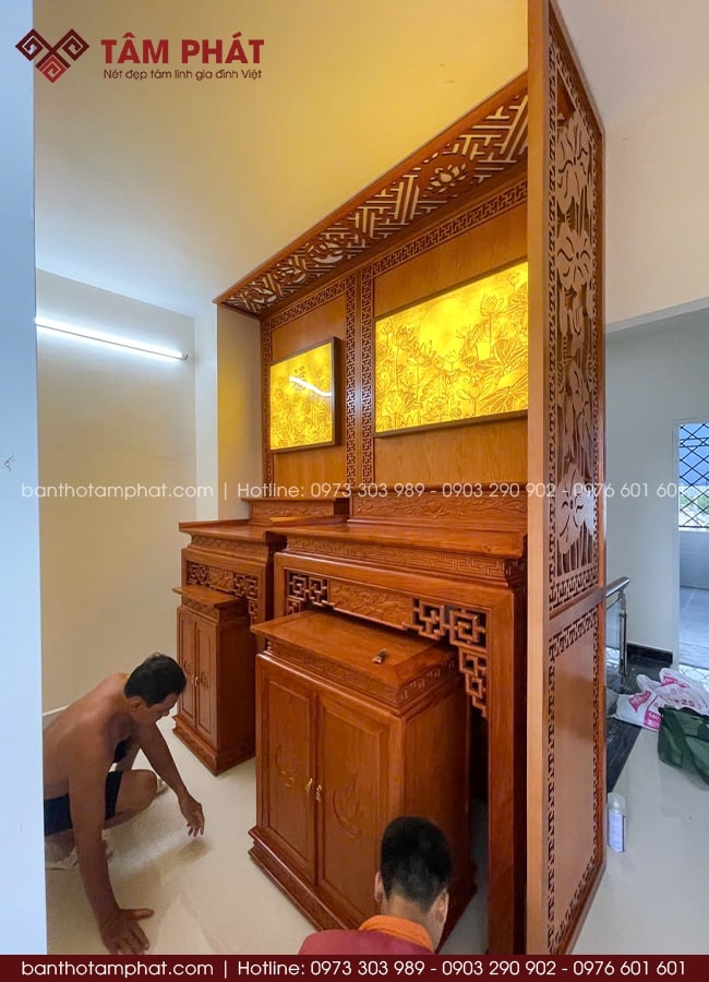 Hai bàn đặt hợp lý, không chồng lấn, bảo đảm sự rõ ràng trong không gian thờ tự.