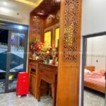 Vách ốp được xử lý hài hòa về màu sắc và hoa văn, giúp tôn bàn thờ và tạo cảm giác ấm cúng khi thờ tự.