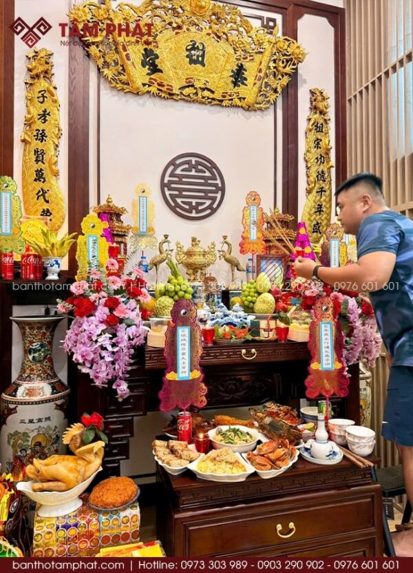 Cúng Đầu Năm Cần Chuẩn Bị Gì? Cúng Đầu Năm Là Gì? Cúng đầu năm là nghi lễ được thực hiện vào những ngày đầu của năm mới âm lịch, thường sau thời khắc giao thừa. Đây là dịp để gia đình dâng hương, lễ vật lên bàn thờ gia tiên, bàn thờ Phật hoặc các không gian thờ cúng trong nhà, với mong muốn cầu bình an, sức khỏe, tài lộc và sự thuận hòa cho cả năm. Nghi lễ cúng đầu năm không đặt nặng sự cầu kỳ, mà đề cao sự thành tâm, gọn gàng và trang nghiêm. Dù mỗi vùng miền có những nét khác nhau, nhưng ý nghĩa cốt lõi của lễ cúng vẫn là hướng về cội nguồn và giữ gìn nếp nhà truyền thống. Thời Điểm Tốt Để Cúng Đầu Năm Theo phong tục, thời điểm cúng đầu năm thường được thực hiện từ mùng Một đến mùng Ba Tết, tùy theo điều kiện và nếp sinh hoạt của từng gia đình. Nhiều gia đình chọn cúng vào sáng mùng Một để mở đầu năm mới, trong khi một số khác cúng vào mùng Hai hoặc mùng Ba với ý nghĩa tiếp nối sự may mắn. Về thời gian trong ngày, buổi sáng được xem là thời điểm phù hợp để cúng đầu năm, khi không gian yên tĩnh và tinh thần gia chủ thanh tịnh. Tuy nhiên, gia đình cũng có thể cúng vào buổi chiều, miễn sao giữ được sự trang nghiêm và chu đáo trong nghi lễ. Cúng Đầu Năm Nên Chuẩn Bị Những Đồ Dùng Gì? Khi cúng đầu năm, gia đình cần chuẩn bị lễ vật phù hợp với điều kiện và phong tục thờ cúng. Một mâm lễ cơ bản thường gồm hương, hoa tươi, đèn hoặc nến, trái cây, nước sạch hoặc trà. Tùy theo truyền thống từng gia đình, có thể chuẩn bị thêm mâm cỗ mặn hoặc mâm cỗ chay. Đối với bàn thờ gia tiên, lễ cúng thường mang tính sum họp, thể hiện sự đủ đầy. Với bàn thờ Phật, lễ cúng nên là đồ chay, thanh tịnh, tránh các lễ vật mang tính sát sinh. Quan trọng nhất là các vật phẩm được sắp xếp gọn gàng, sạch sẽ, phù hợp với không gian thờ cúng trong nhà. Lưu Ý Khi Cúng Thời Điểm Đầu Năm Mới Khi thực hiện lễ cúng đầu năm, gia đình cần lưu ý giữ không gian thờ cúng trang nghiêm, hạn chế ồn ào. Trước khi cúng, bàn thờ nên được lau dọn sạch sẽ, thay hoa tươi và sắp xếp lại đồ thờ cho ngay ngắn. Gia chủ khi thắp hương nên giữ tâm thế thành kính, ăn mặc chỉnh tề, đọc văn khấn rõ ràng, không cần quá dài. Việc cúng bái nên được thực hiện nhẹ nhàng, tránh làm lễ qua loa hoặc mang nặng hình thức. Hướng Dẫn Cúng Đúng Cách Tại Các Không Gian Thờ Trong Nhà Tùy theo từng gia đình, việc cúng đầu năm có thể được thực hiện tại bàn thờ gia tiên, bàn thờ Phật hoặc không gian thờ cúng chính trong nhà. Với nhà phố, bàn thờ thường được đặt tại phòng thờ riêng hoặc phòng khách. Với căn hộ chung cư, bàn thờ thường được bố trí gọn gàng, phù hợp diện tích nhưng vẫn đảm bảo sự trang nghiêm. Gia đình cần chú ý vị trí đặt bàn thờ, hướng bàn thờ và cách sắp xếp đồ thờ sao cho đúng phong tục. Việc bố trí bàn thờ phù hợp không chỉ giúp nghi lễ cúng đầu năm diễn ra thuận lợi, mà còn tạo cảm giác an tâm và ấm cúng cho cả gia đình trong suốt năm mới. Bàn Thờ Tâm Phát Đồng Hành Cùng Gia Đình Trong Các Nghi Lễ Thờ Cúng Với nhiều năm kinh nghiệm trong lĩnh vực bàn thờ và không gian thờ cúng, Bàn Thờ Tâm Phát luôn đồng hành cùng gia đình Việt trong việc chuẩn bị và thực hiện các nghi lễ truyền thống, đặc biệt là dịp đầu năm mới. Tâm Phát tư vấn chọn mẫu bàn thờ gia tiên, bàn thờ Phật, bàn thờ chung cư phù hợp với không gian sống, đồng thời hỗ trợ hướng dẫn cách cúng bái, trang trí và sắp xếp bàn thờ đúng phong tục. Một không gian thờ cúng được chuẩn bị chỉn chu không chỉ giúp lễ cúng đầu năm diễn ra trọn vẹn, mà còn góp phần giữ gìn giá trị tâm linh, thể hiện lòng thành kính và đạo hiếu của con cháu đối với ông bà tổ tiên trong suốt hành trình năm mới.