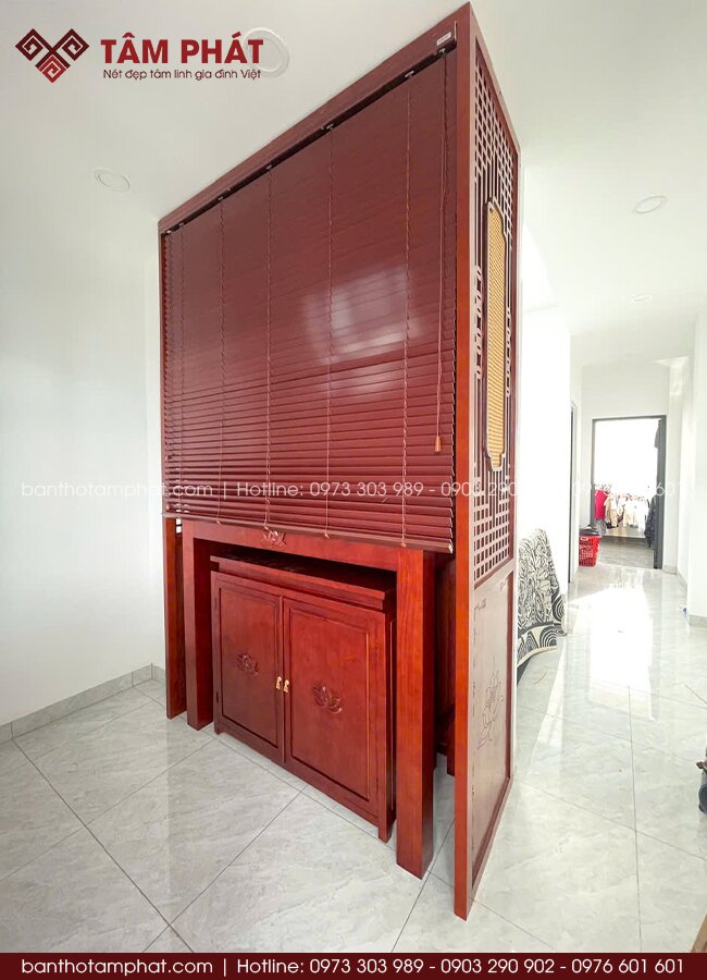 Chỉ cần thêm một bộ rèm che - không gian thờ trở nên kín đáo hơn, gọn gàng hơn và tạo cảm giác an tâm khi sử dụng lâu dài.