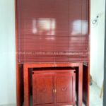 Lắp đặt thêm rèm che lá gỗ đồng bộ, gia chủ dễ dàng chủ động đóng mở khi cần - đảm bảo tính tôn nghiêm, tránh môi trường trực diện hướng vào.