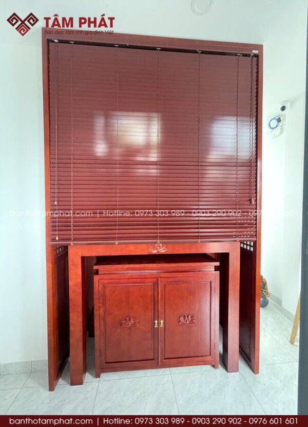 Lắp đặt thêm rèm che lá gỗ đồng bộ, gia chủ dễ dàng chủ động đóng mở khi cần - đảm bảo tính tôn nghiêm, tránh môi trường trực diện hướng vào.