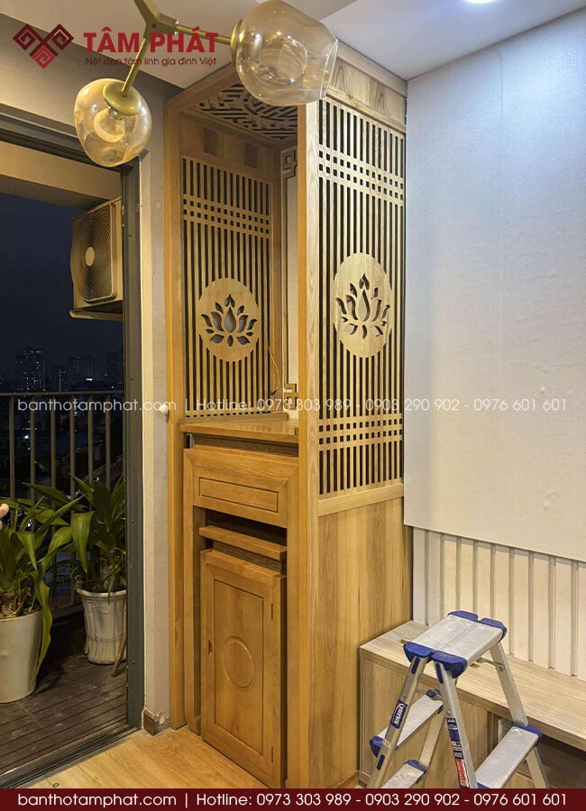 Vách ngăn cách hoa sen hiện đại, ngăn cách không gian thờ với không gian phòng khách, tạo sự trang nghiêm, kín đáo.