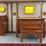 Bàn thờ gỗ tự nhiên chắc chắn, bố cục rõ ràng, bài trí chuẩn phong thủy.