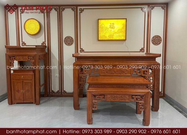 Bàn thờ gỗ tự nhiên chắc chắn, bố cục rõ ràng, bài trí chuẩn phong thủy.