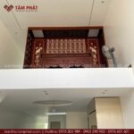 Gác lửng cao, nên hạ tầng này nên ưu tiên sử dụng hệ ốp vách nổi bật, tạo điểm nhấn từ ngoài nhìn vào, tăng tính thẩm mỹ cho tổng thể ngôi nhà.