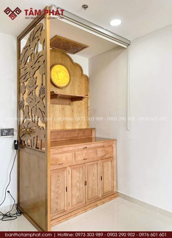 Góc thờ thoáng gọn nhưng vẫn riêng tư với các không gian sinh hoạt xung quanh.