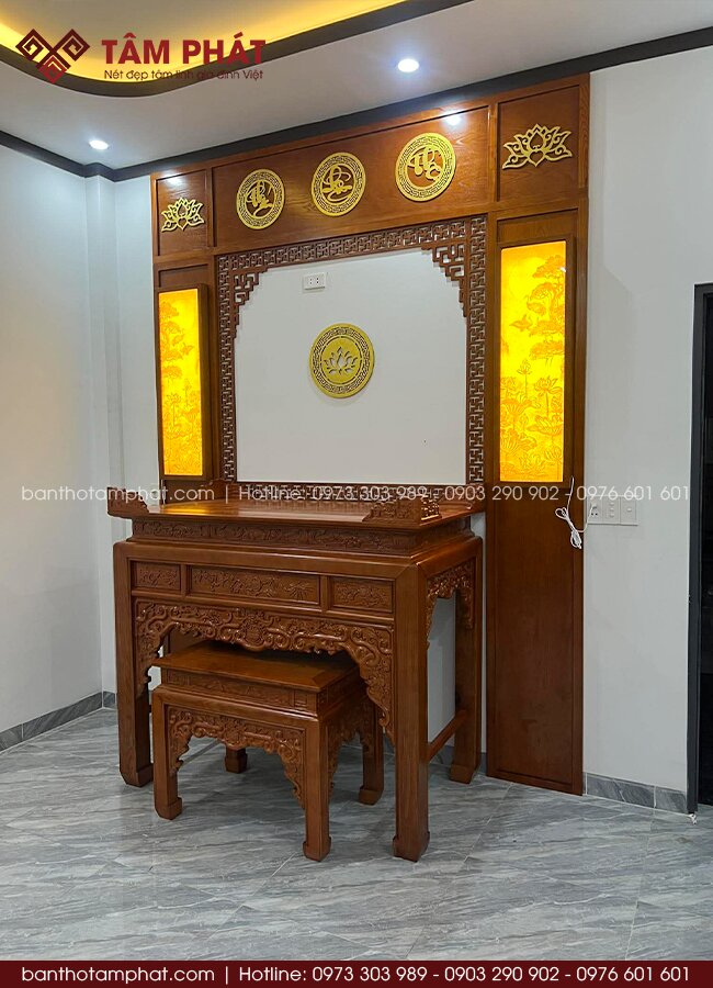 Sự kết hợp đẹp giữa bàn thờ và hệ ốp hậu sang trọng.