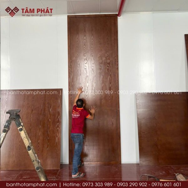 Công trình lớn, kết hợp ốp hậu phổ rộng, nâng tầm không gian thờ tự.