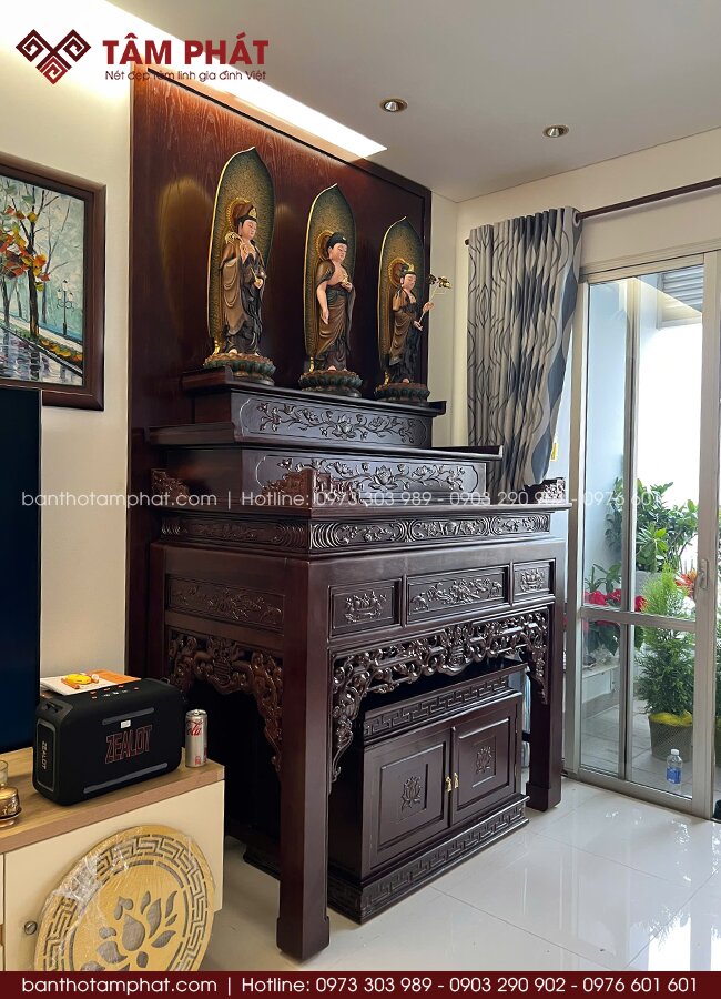 Bàn thờ tam cấp phân tầng rõ ràng, giúp gia chủ dễ dàng sắp xếp và bài trí đồ thờ, vật phẩm thờ. 