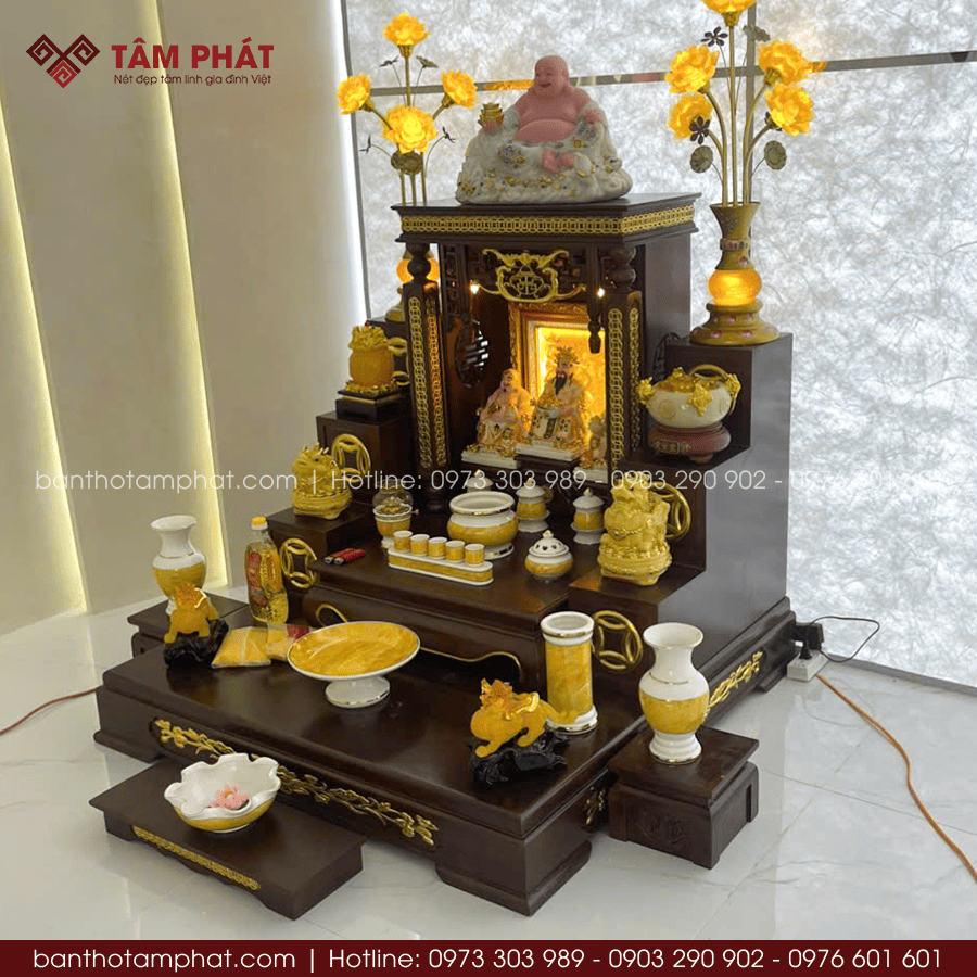 Bàn thờ Ông Địa có thêm đế gỗ ở dưới và tam cấp 2 bên dễ dàng bày đồ