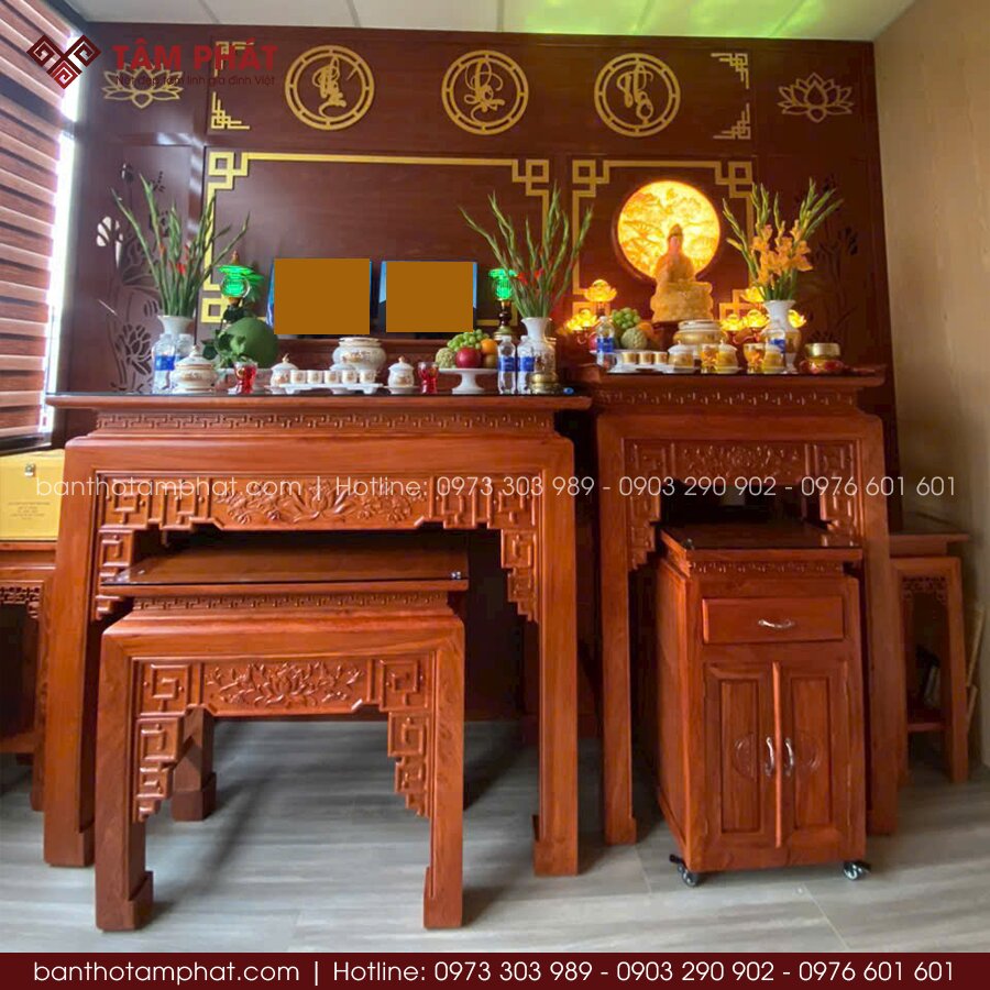Ốp hậu kín, trang trí đơn giản, tăng tính thẩm mỹ cho toàn bộ không gian thờ. 