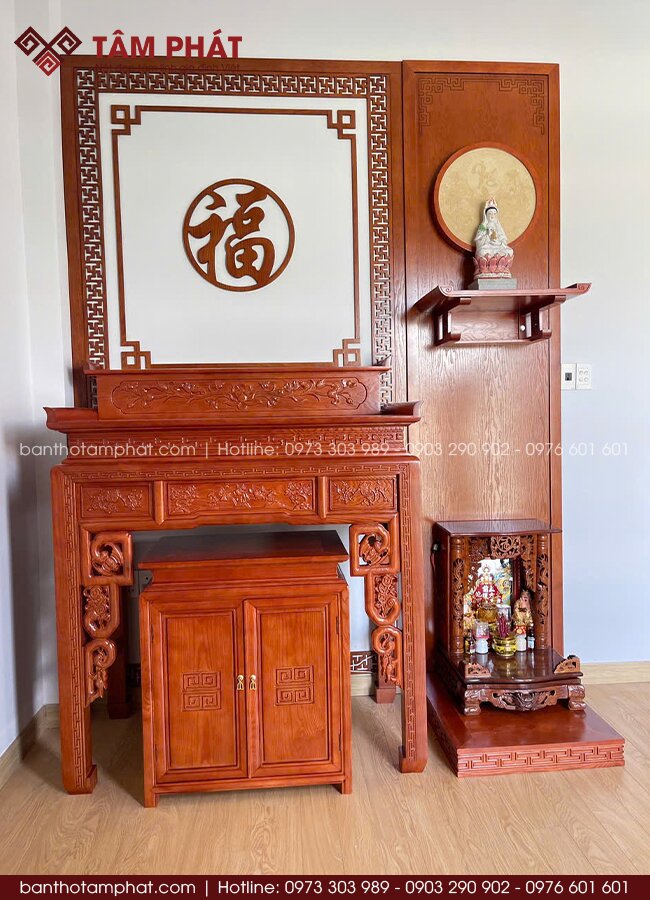 Bàn thờ treo tường thờ Phật, bàn thờ đứng thờ Gia Tiên, bàn thờ Thần Tài bên dưới, gọn gàng, thẩm mỹ tốt.
